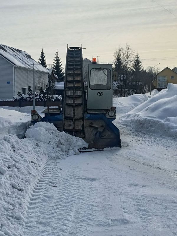 В жилом районе Кедровка, Промышленновский сегодня очищают от снега улицы частного сектора
