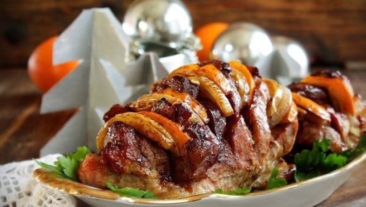 Мясо, запеченное с хурмой, яблоком и луком