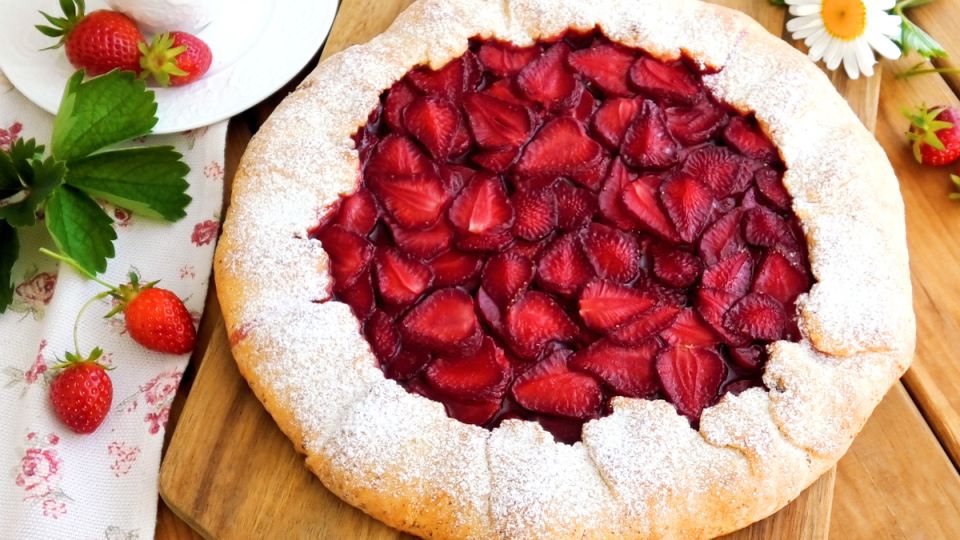 Летняя клубничная галета: восхитительный десерт на творожном тесте