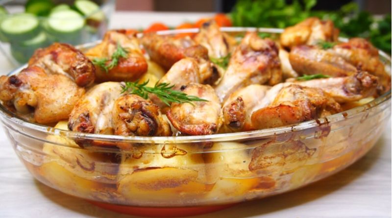 Нежные куриные крылышки и золотистый картофель: идеальный ужин для всей семьи