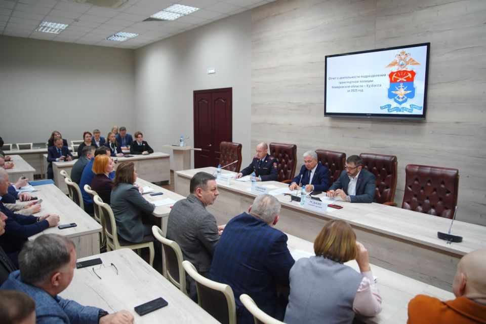 На расширенном заседании комитета по государственному устройству, региональной политике и местному самоуправлению Парламента Кузбасса выступил начальник Кузбасского линейного управления МВД России на транспорте полковник...