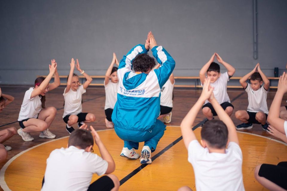 Патриотическая акция «Снежный десант» в самом разгаре