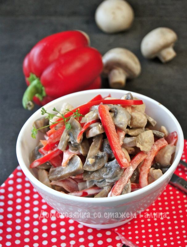 Нежный салат с курицей и грибами, который станет хитом стола