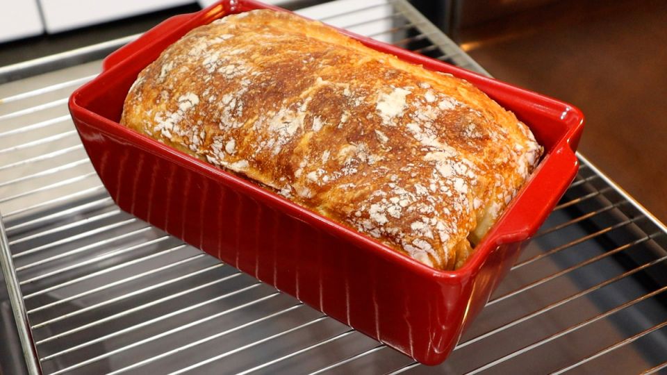 Почему важно накрывать хлеб крышкой и печь при высокой температуре?