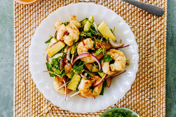Освежающий азиатский салат с креветками и огурцами для летнего удовольствия