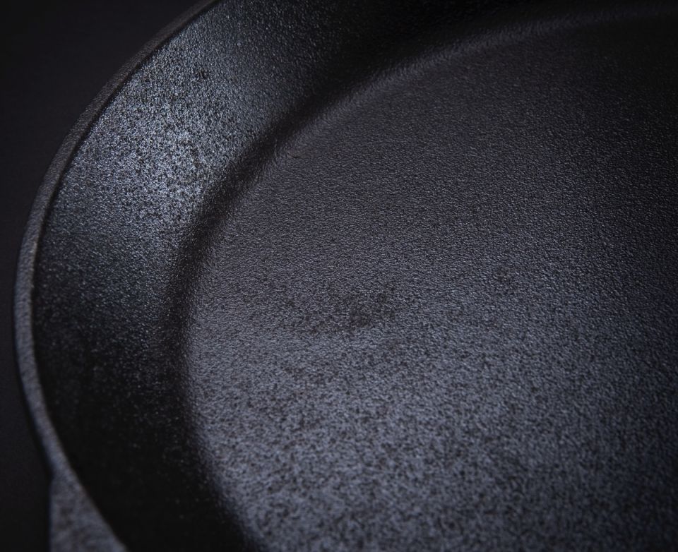 Как правильно использовать чугунную сковороду без покрытия