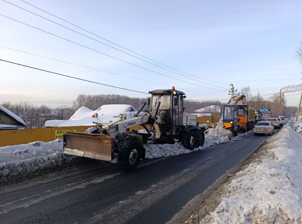 Сегодня на уборке Кемерова задействуют 123 единицы спецтехники и более 180 дорожных рабочих