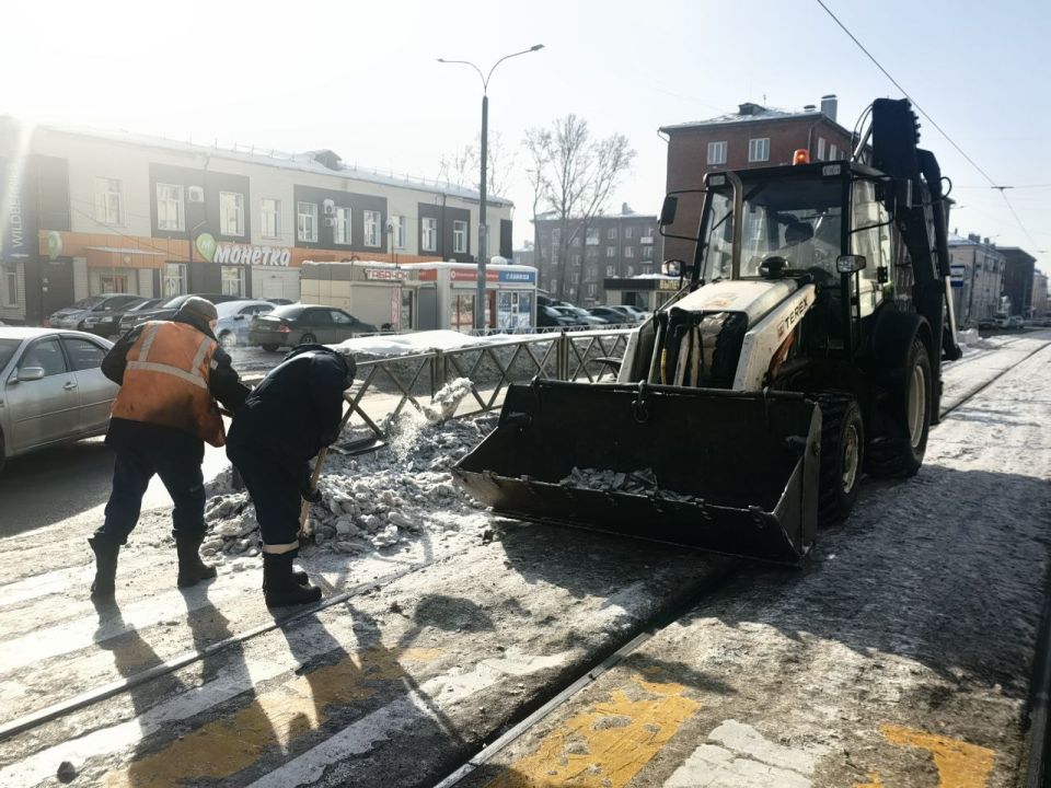 Трамвайные остановки на улице Ленина очистили от наледи