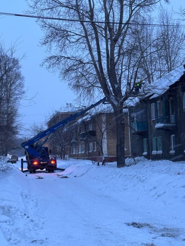Сегодня в 4:00 произошла частичная деформация кровли двухэтажного жилого дома по улице Спартака, 26 в Кировском районе