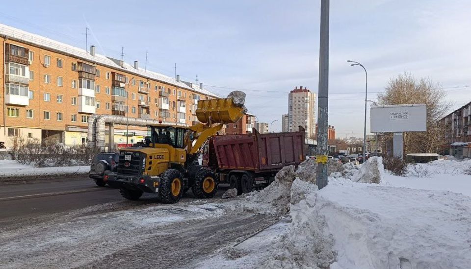 За сутки с улиц и дорог Кемерова вывезли 26 тысяч кубометров снега