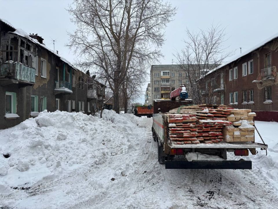 Специалисты приступают к восстановлению кровли на Спартака, 26