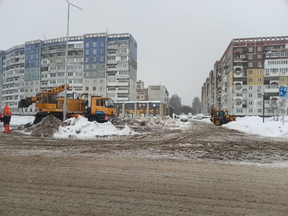 Специалисты "Кемвода" устраняют повреждение на водопроводных сетях в районе дома №29 на Комсомольском проспекте