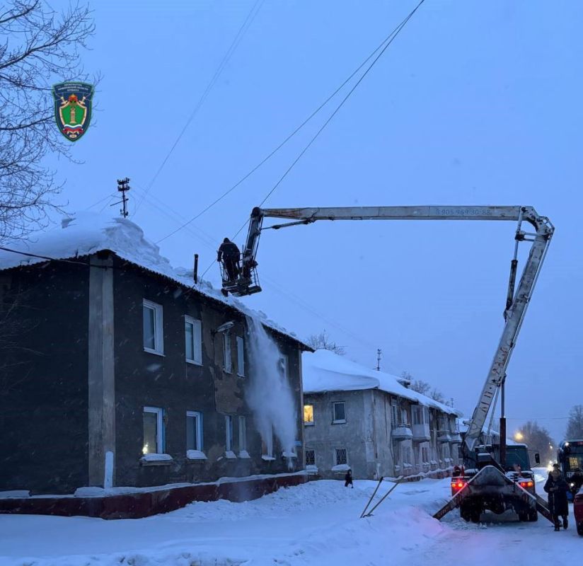 Частичное повреждение крыши произошло в двухэтажном 12-квартирном доме на улице Спартака в Кемерове из-за скопления снега