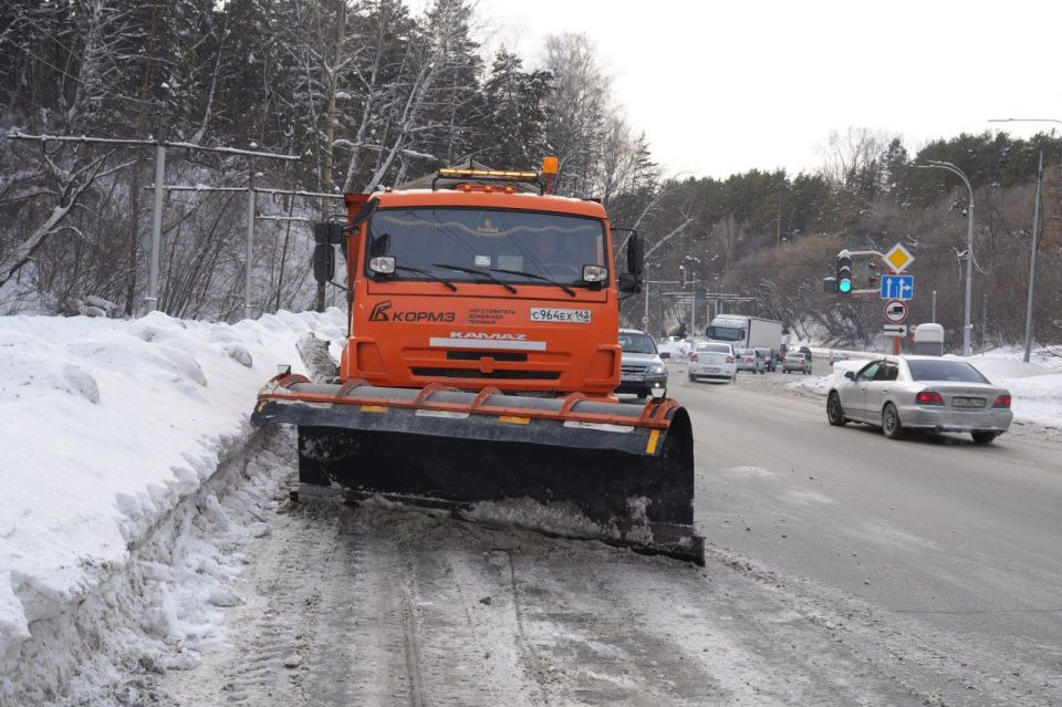 В Кемерове на уборку дорог от снега сегодня вышли 22 дорожных механизированных комплекса