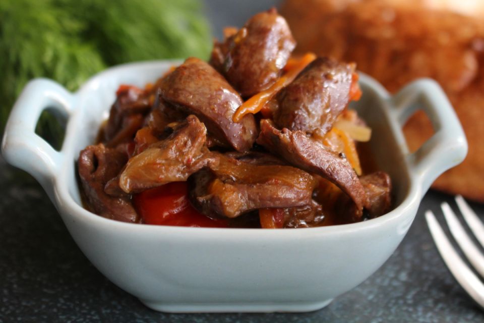 Секреты нежных куриных сердечек с овощами