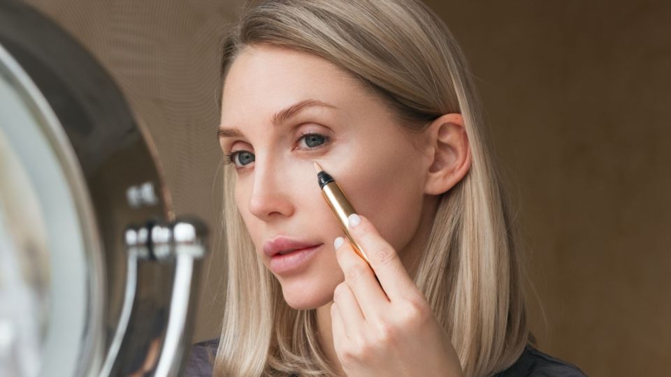 Консилер не провалится в морщинки: как правильно его наносить под глаза