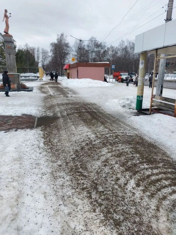 Уважаемые новокузнечане!. Из-за колебаний температур на дорогах в городе гололедица Поручил дорожникам и коммунальщикам выполнить обработку улично-дорожной сети противогололёдными материалами, работа началась с раннего утра
