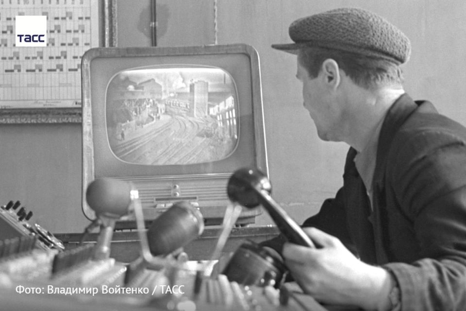 #архив_ТАСС_Сибирь. Диспетчер доменного цеха Кузнецкого металлургического комбината им. Сталина за работой