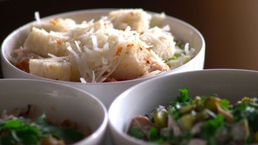 Традиционные новогодние салаты: три восхитительных рецепта с курицей