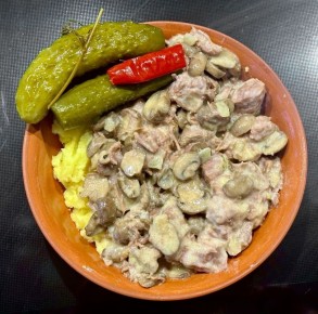 Нежная говяжья голяшка с грибами и сливками