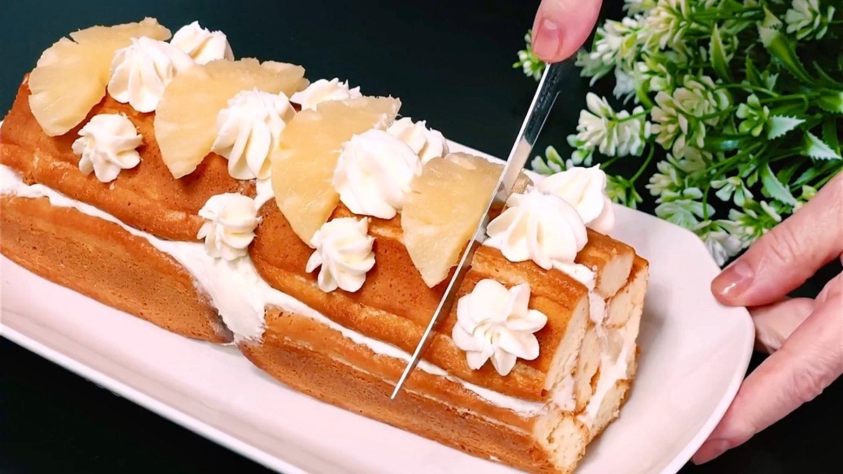 Нежный рулет с ананасами и савоярди: быстро и без выпечки