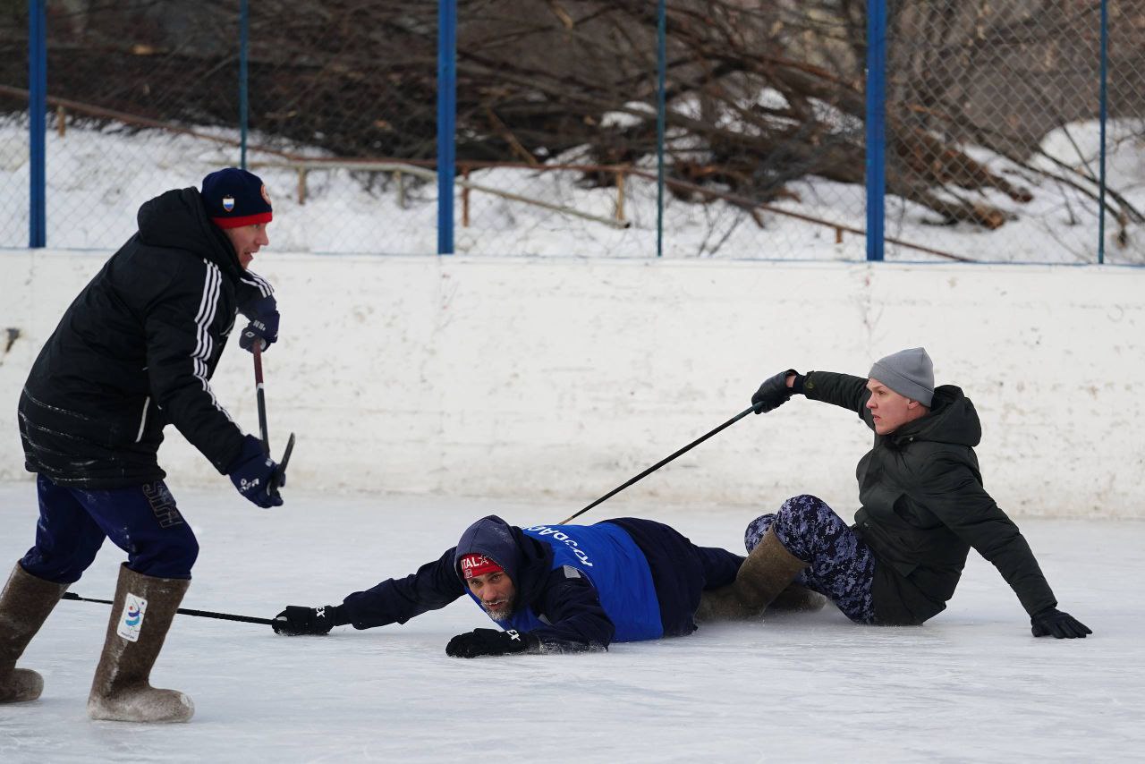 В Заводском районе в честь Дня защитника Отечества провели турнир по хоккею в валенках В Заводском районе в честь Дня защитника Отечества провели турнир по хоккею в валенках