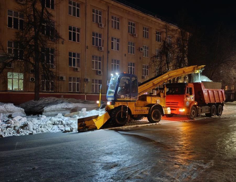 За сутки с улиц и дорог Кемерова вывезли 24 тысячи кубометров снега За сутки с улиц и дорог Кемерова вывезли 24 тысячи кубометров снега