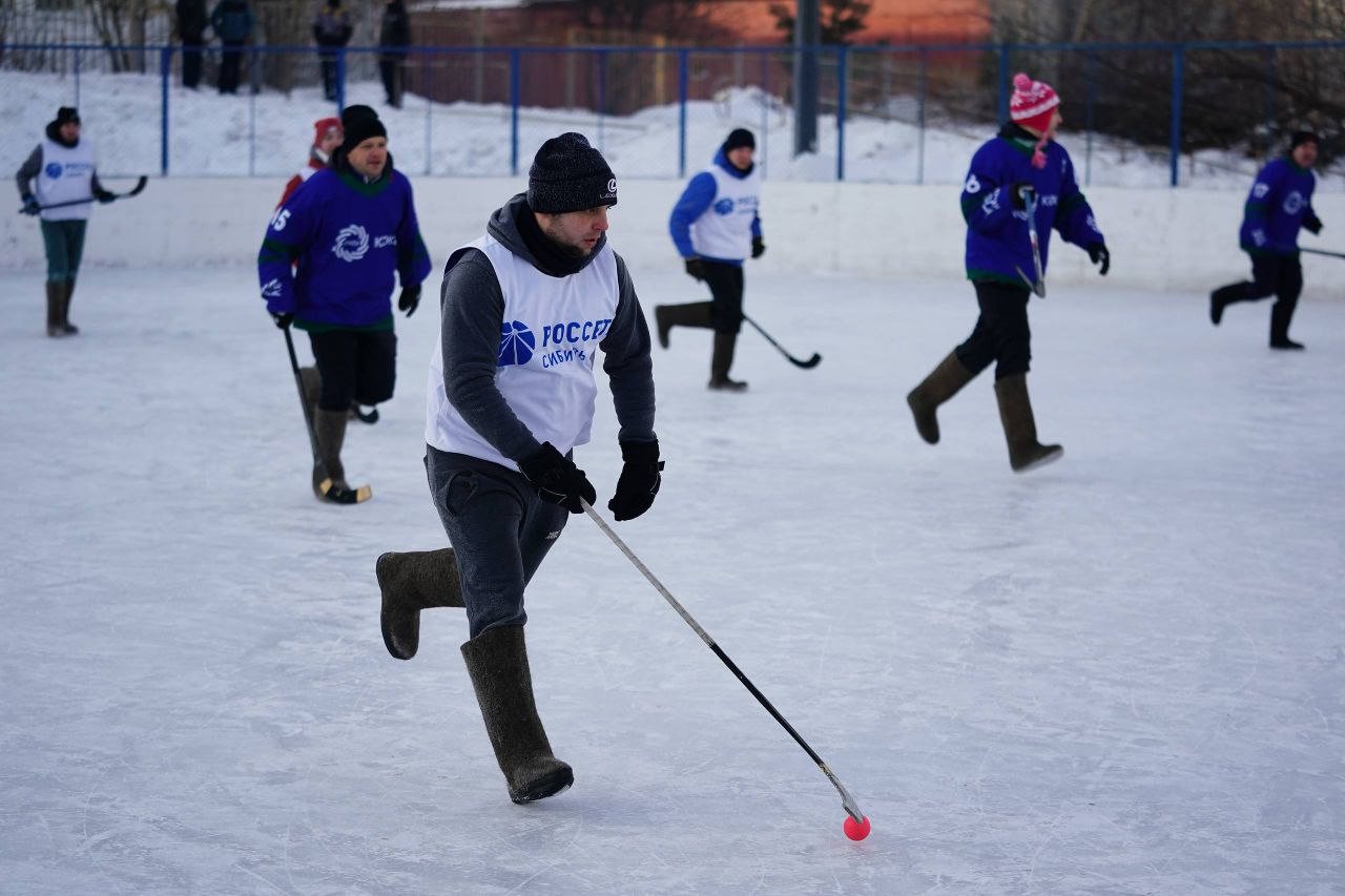 В Заводском районе в честь Дня защитника Отечества провели турнир по хоккею в валенках В Заводском районе в честь Дня защитника Отечества провели турнир по хоккею в валенках