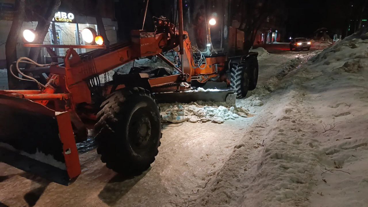 За сутки с улиц и дорог Кемерова вывезли 24 тысячи кубометров снега За сутки с улиц и дорог Кемерова вывезли 24 тысячи кубометров снега