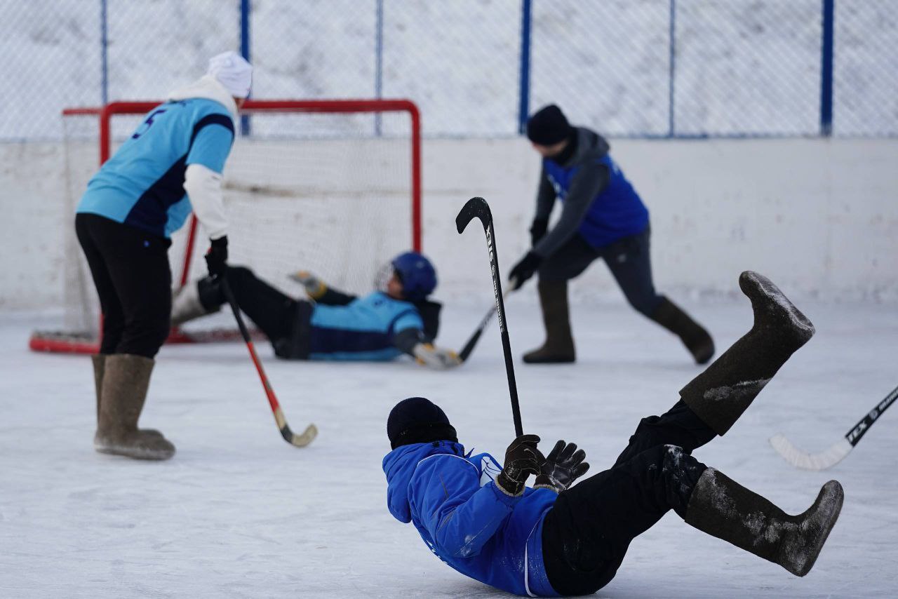 В Заводском районе в честь Дня защитника Отечества провели турнир по хоккею в валенках В Заводском районе в честь Дня защитника Отечества провели турнир по хоккею в валенках