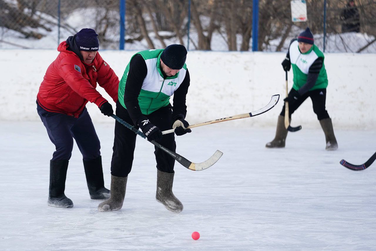 В Заводском районе в честь Дня защитника Отечества провели турнир по хоккею в валенках В Заводском районе в честь Дня защитника Отечества провели турнир по хоккею в валенках