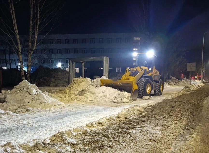 За сутки с улиц и дорог Кемерова вывезли 24 тысячи кубометров снега За сутки с улиц и дорог Кемерова вывезли 24 тысячи кубометров снега