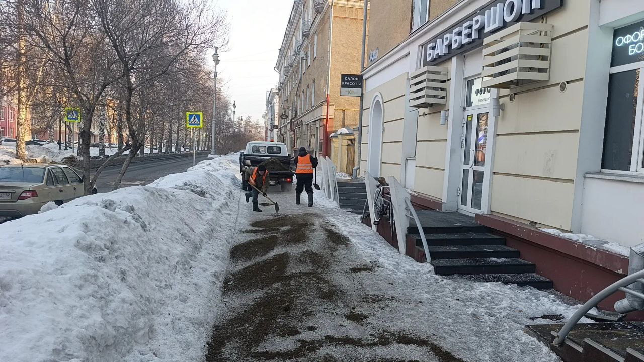 За сутки с улиц и дорог Кемерова вывезли 24 тысячи кубометров снега За сутки с улиц и дорог Кемерова вывезли 24 тысячи кубометров снега