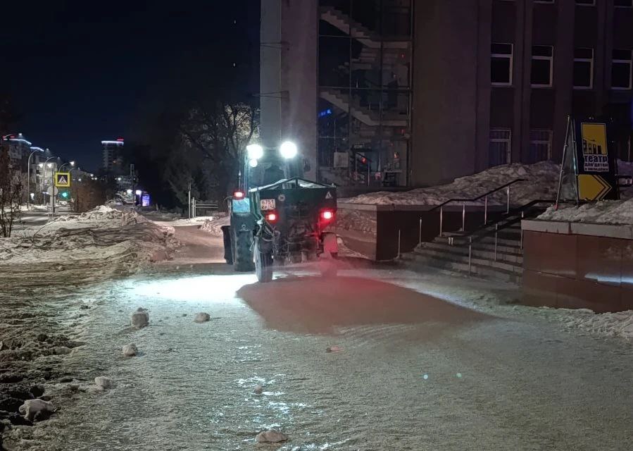 За сутки с улиц и дорог Кемерова вывезли 24 тысячи кубометров снега За сутки с улиц и дорог Кемерова вывезли 24 тысячи кубометров снега