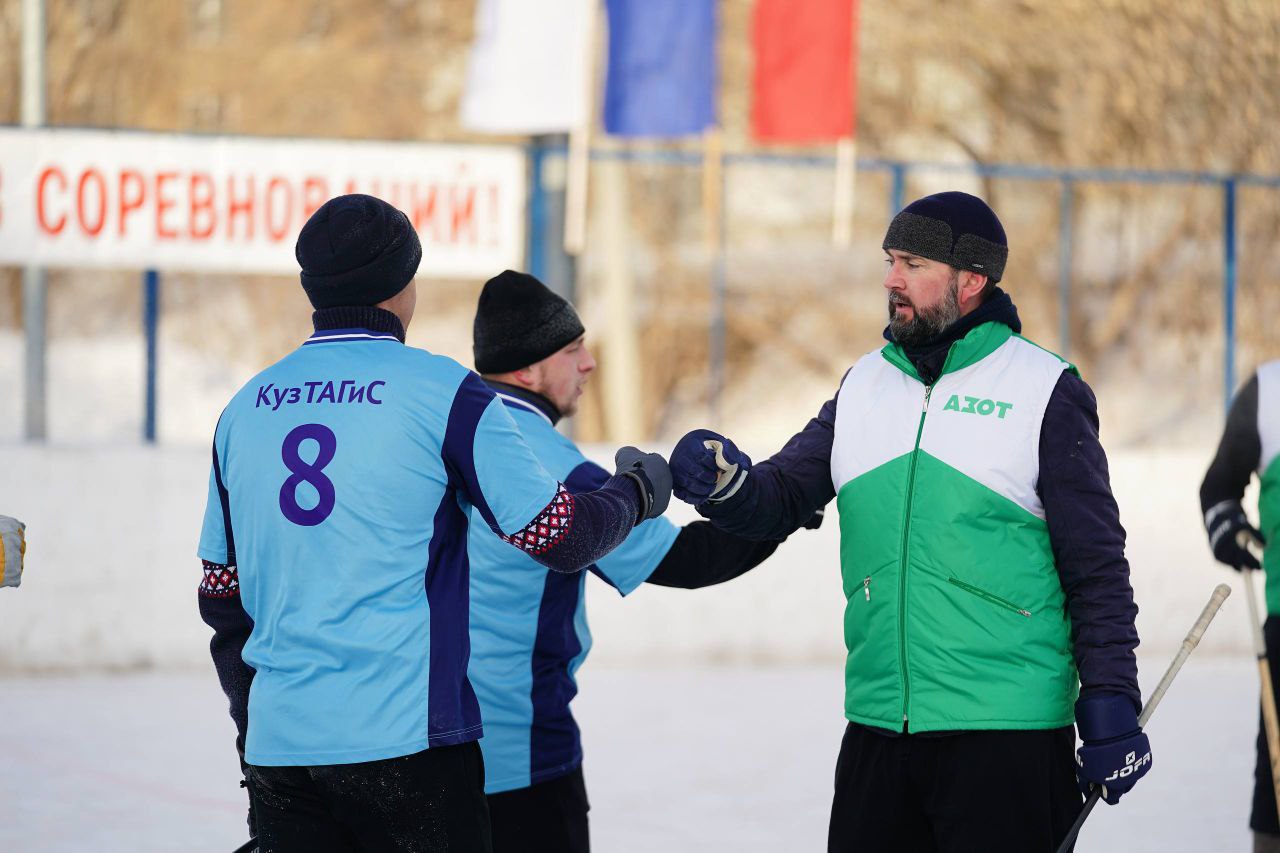 В Заводском районе в честь Дня защитника Отечества провели турнир по хоккею в валенках В Заводском районе в честь Дня защитника Отечества провели турнир по хоккею в валенках