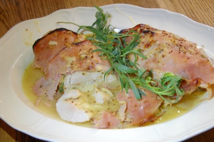 Курица а-ля кордон блю с пикантным соусом: новое звучание традиции