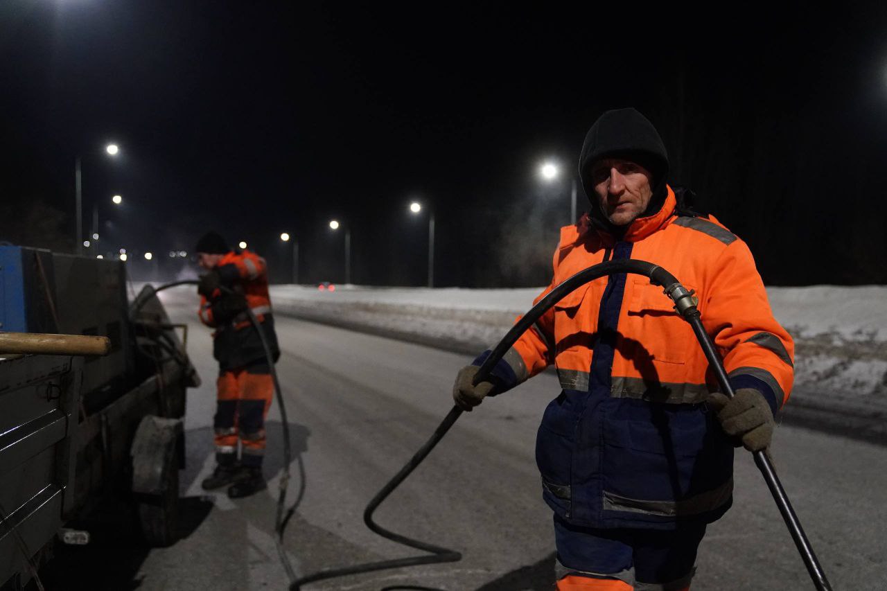 Сегодня дорожные службы проводят ямочный ремонт на улице Терешковой Сегодня дорожные службы проводят ямочный ремонт на улице Терешковой