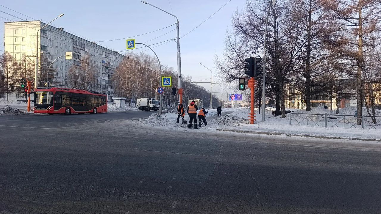За сутки с улиц и дорог Кемерова вывезли 24 тысячи кубометров снега За сутки с улиц и дорог Кемерова вывезли 24 тысячи кубометров снега