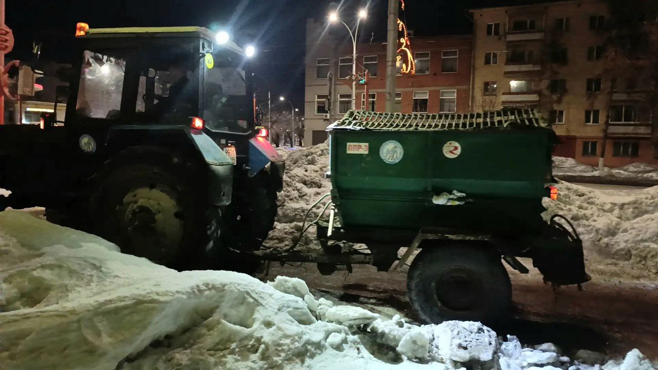 С начала зимнего сезона с улиц и дорог Кемерова вывезли более 1,4 млн кубометров снега С начала зимнего сезона с улиц и дорог Кемерова вывезли более 1,4 млн кубометров снега
