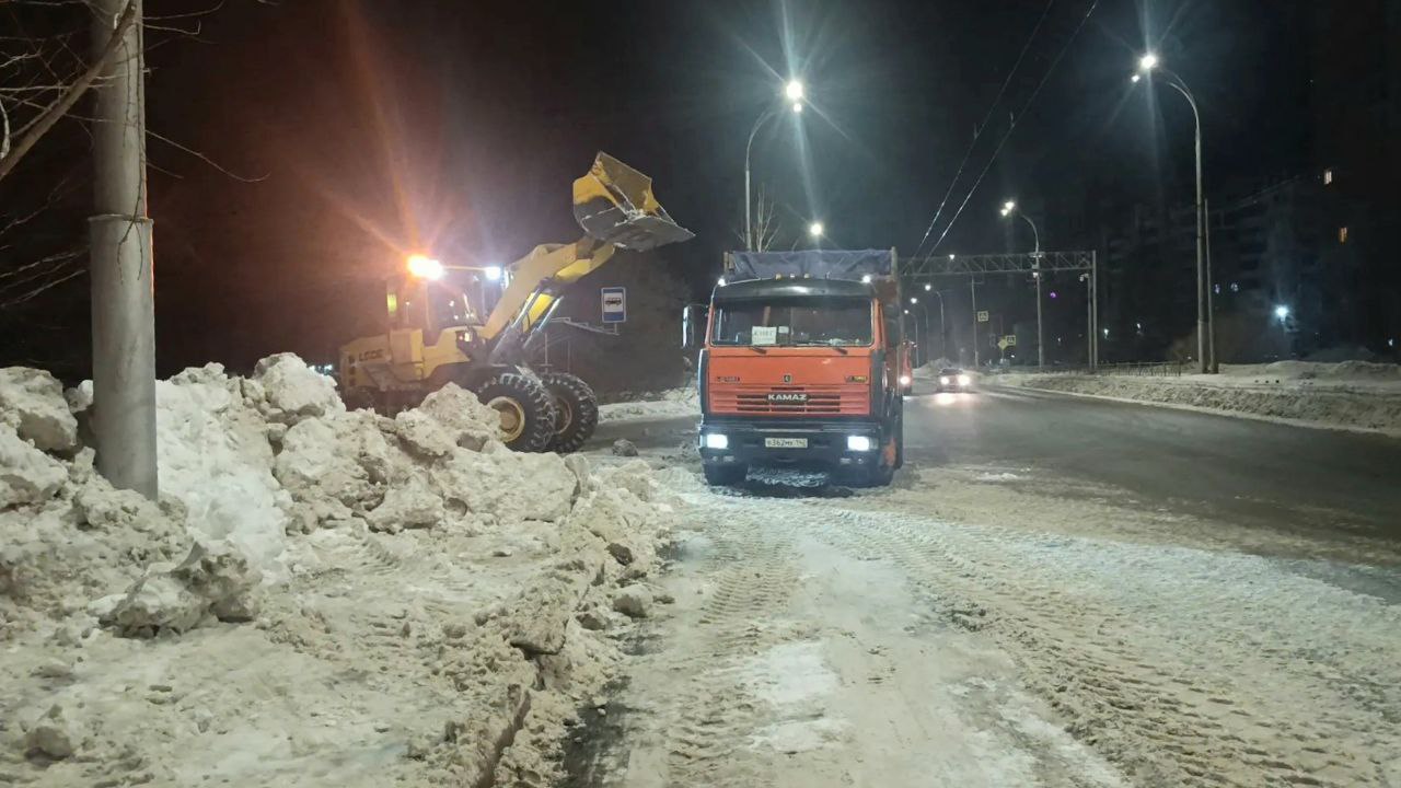 С начала зимнего сезона с улиц и дорог Кемерова вывезли более 1,4 млн кубометров снега С начала зимнего сезона с улиц и дорог Кемерова вывезли более 1,4 млн кубометров снега