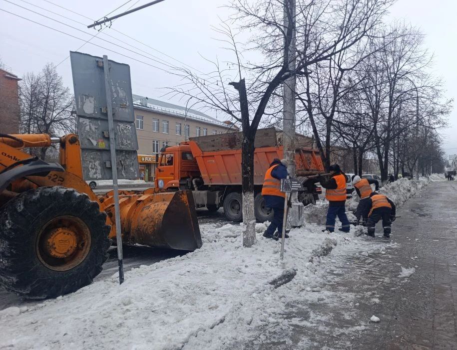 С начала зимнего сезона с улиц и дорог Кемерова вывезли более 1,4 млн кубометров снега