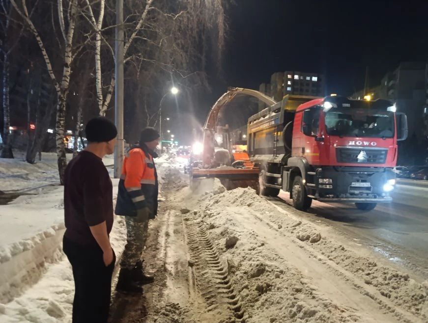 С начала зимнего сезона с улиц и дорог Кемерова вывезли более 1,4 млн кубометров снега С начала зимнего сезона с улиц и дорог Кемерова вывезли более 1,4 млн кубометров снега
