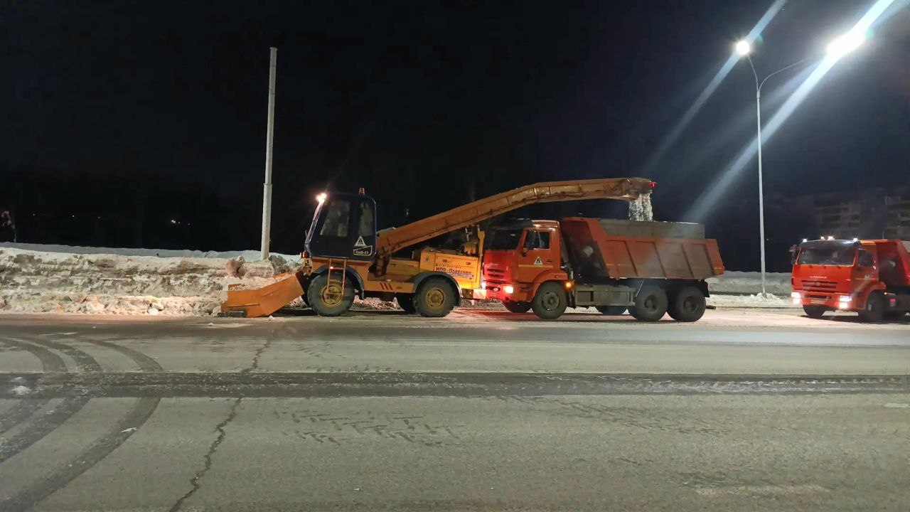 С начала зимнего сезона с улиц и дорог Кемерова вывезли более 1,4 млн кубометров снега С начала зимнего сезона с улиц и дорог Кемерова вывезли более 1,4 млн кубометров снега