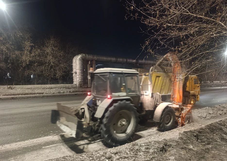 В Кемерове дорожные службы вывозят снег и убирают ледяные накаты со сложных участков В Кемерове дорожные службы вывозят снег и убирают ледяные накаты со сложных участков