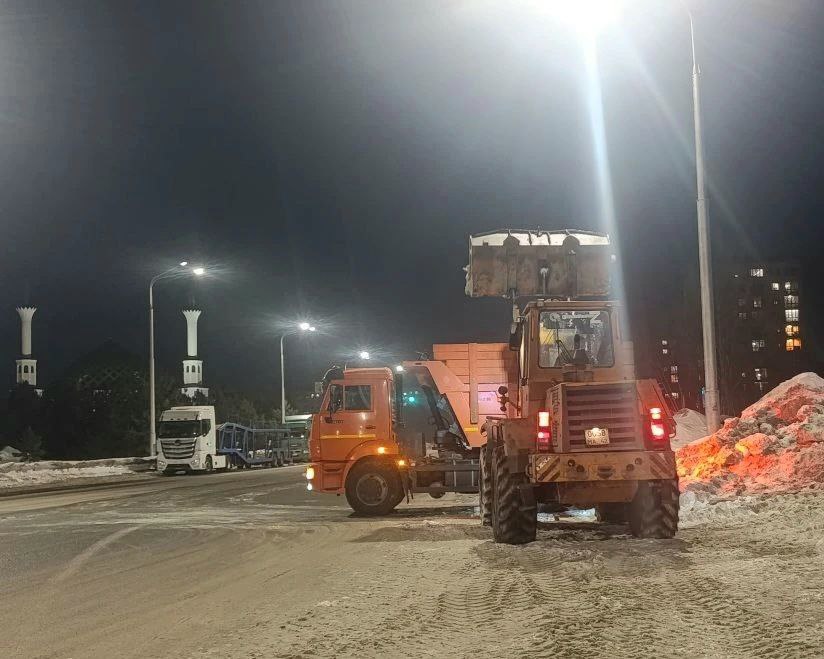 В Кемерове дорожные службы вывозят снег и убирают ледяные накаты со сложных участков В Кемерове дорожные службы вывозят снег и убирают ледяные накаты со сложных участков