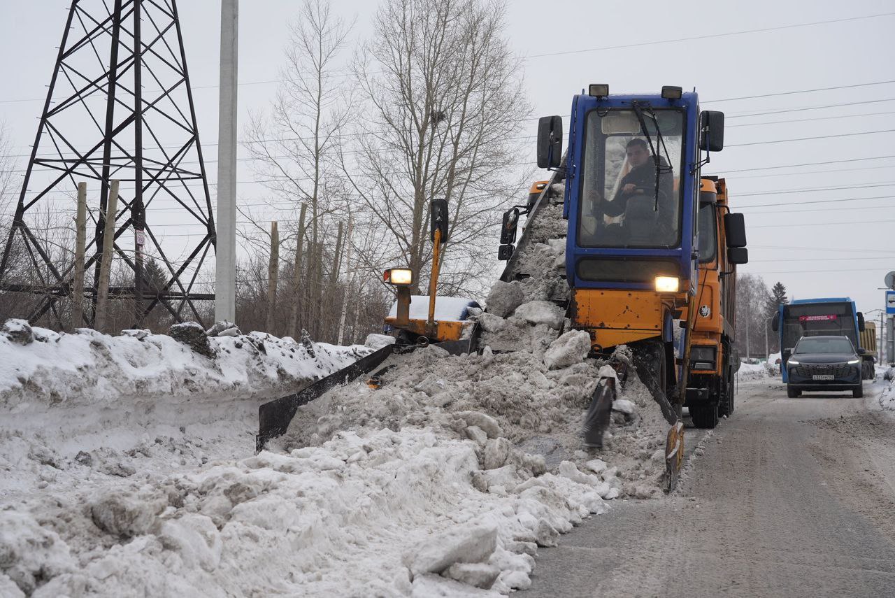 В Кемерове сегодня в рамках противопаводковых мероприятий вывозят снег на улице Ракитянского