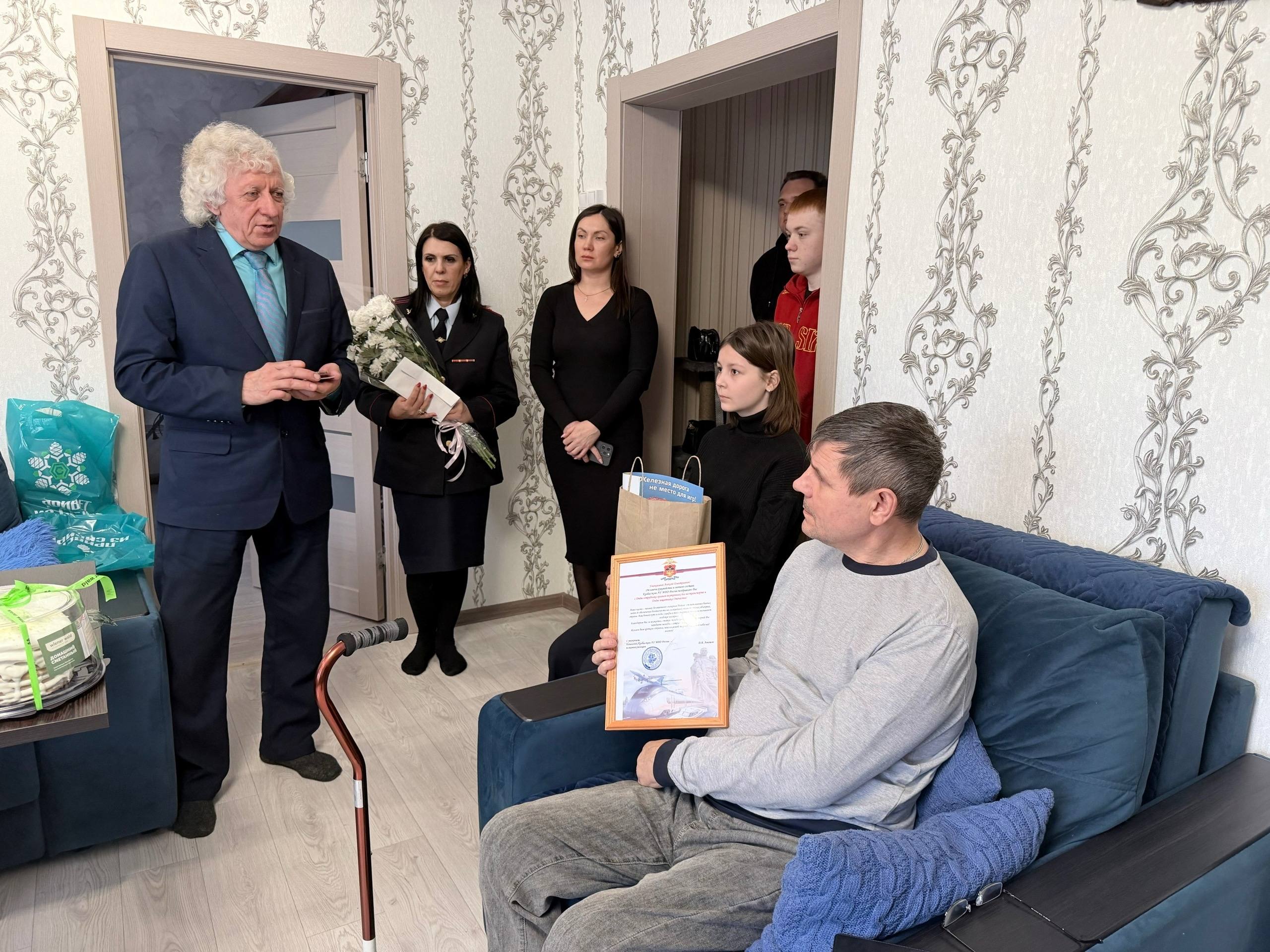 В Кузбассе транспортные полицейские и общественники провели акцию «Добрые дела» В Кузбассе транспортные полицейские и общественники провели акцию «Добрые дела»