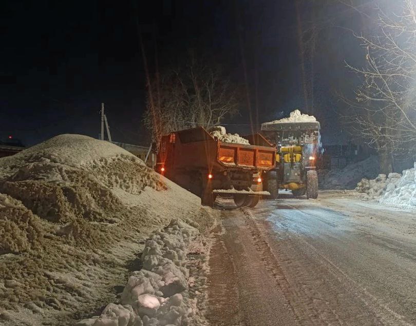В Кемерове дорожные службы вывозят снег и убирают ледяные накаты со сложных участков В Кемерове дорожные службы вывозят снег и убирают ледяные накаты со сложных участков