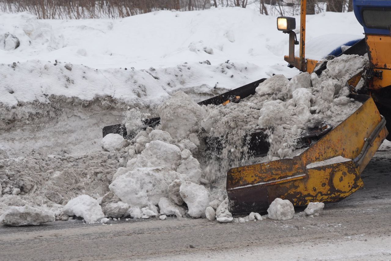 В Кемерове сегодня в рамках противопаводковых мероприятий вывозят снег на улице Ракитянского В Кемерове сегодня в рамках противопаводковых мероприятий вывозят снег на улице Ракитянского