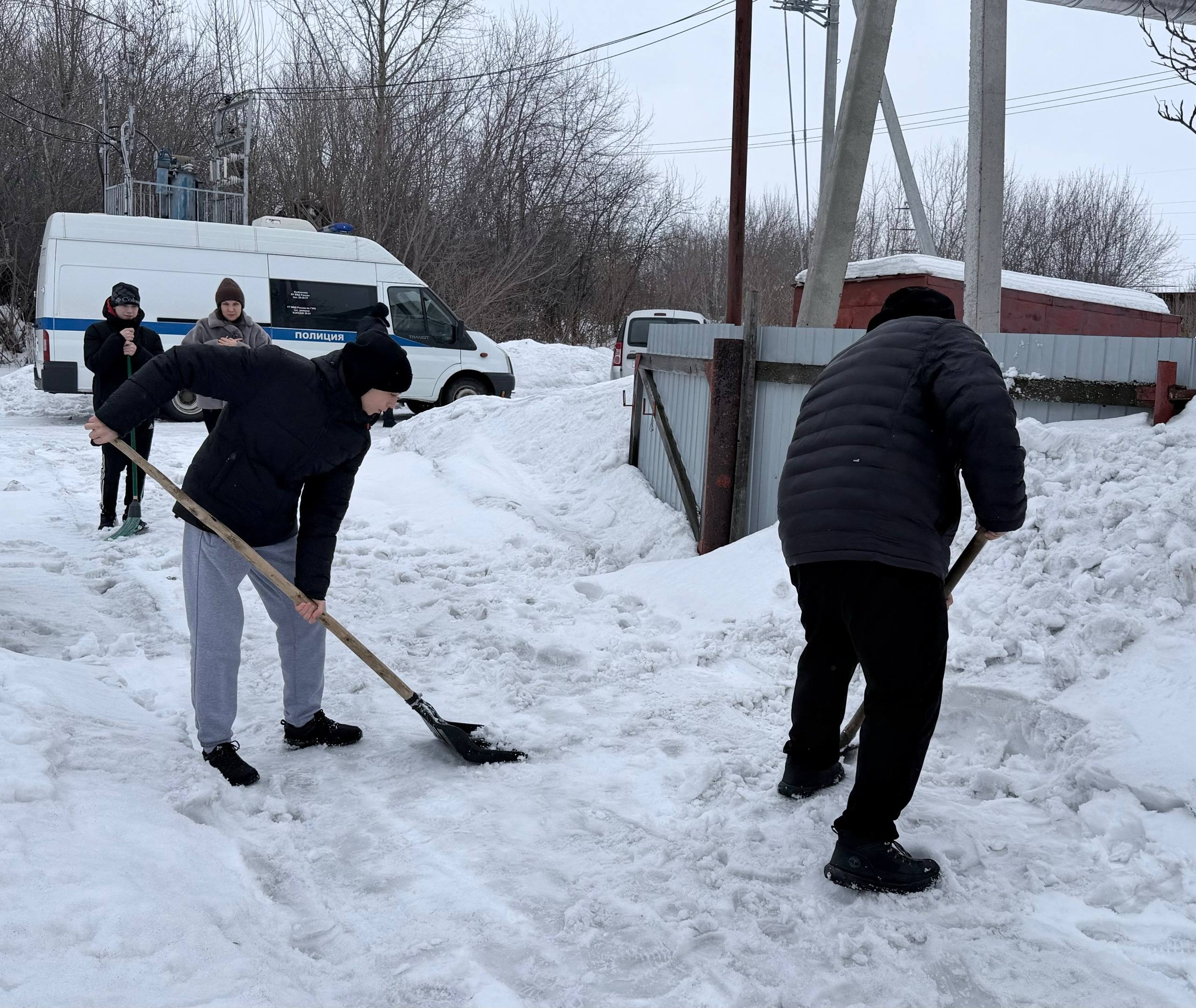В Кузбассе транспортные полицейские и общественники провели акцию «Добрые дела» В Кузбассе транспортные полицейские и общественники провели акцию «Добрые дела»